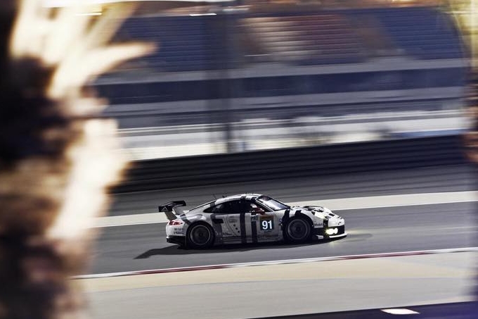 Nick Catsburg in actie tijdens rookietest met winnende Porsche 911 RSR